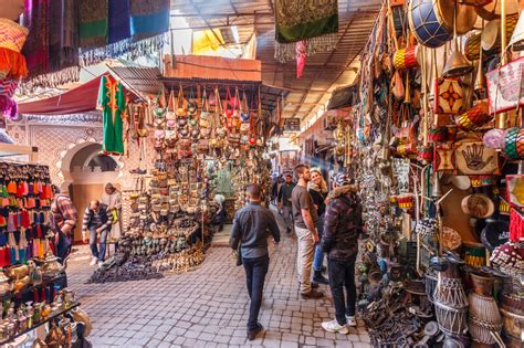 Een overzicht van Marrakech met de medina en de Koutoubia-moskee op de achtergrond