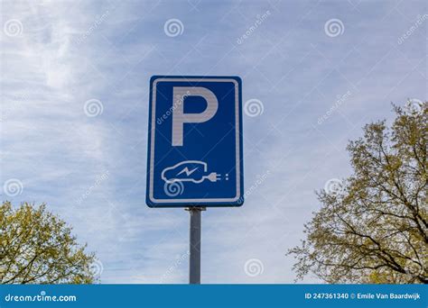 Parkeerbord met blauwe lijnen in Praag