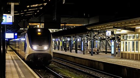 Nachttrein in een station