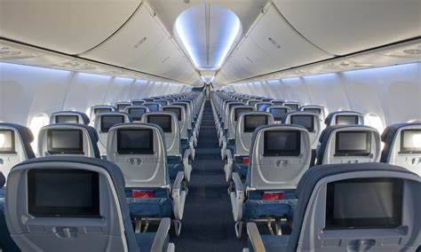 Vergelijking van beenruimte tussen Delta Main Cabin en Delta Comfort+