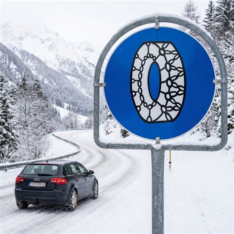 Verkeersbord dat de verplichting van sneeuwkettingen aangeeft