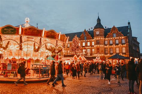 Sfeervolle kerstmarkt met verlichte kramen in een historische stadscentrum