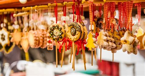 Overzichtskaart van de kerstmarkt met locaties van kramen, podia en eetgelegenheden