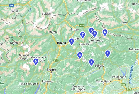 Kaart van de Dolomieten met gemarkeerde wandelroutes en berghutten
