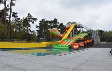 een overzichtsfoto van het huidige vakantiepark Ommerland, met op de voorgrond een campingveld en op de achtergrond de bossen