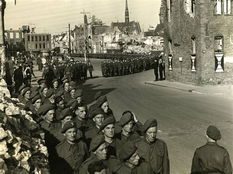 een zwart-witfoto van gevangenen die door de Bouwstraat in Ommen lopen, 1943