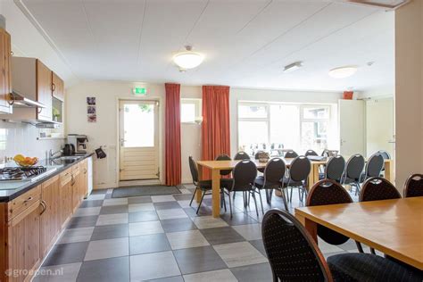 Interieur van een ruime groepsaccommodatie met gemeenschappelijke ruimte