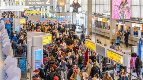 Illustratie van een drukke luchthaven met passagiers en vliegplannen