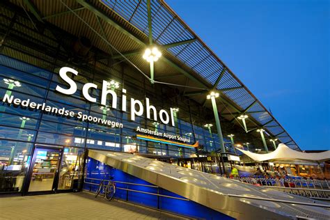 Illustratie van de vertrekpassage op Schiphol met een waarschuwingsbord voor parkeerverboden.