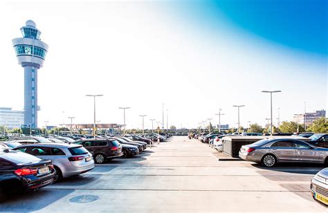 Infographic die de kosten van parkeren op Schiphol vergelijkt voor Privium-leden en niet-leden.