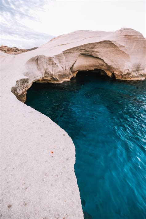 Het iconische Sarakiniko Beach op Milos, met zijn witte vulkanische rotsen en blauwe zee.