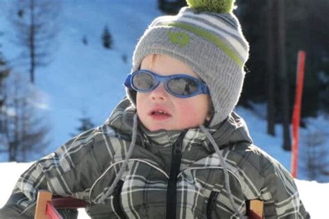baby met skibril in de sneeuw