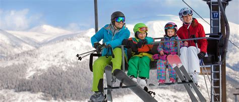 gezin op de skipiste met kinderen