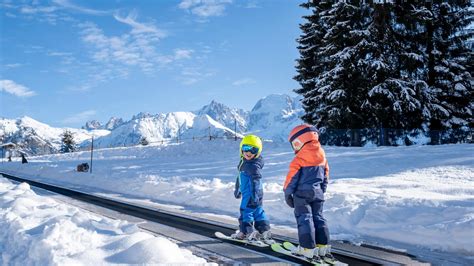 kinderen leren skiën onder begeleiding
