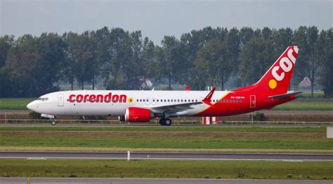 Boeing 737 MAX 9 van Corendon Dutch Airlines met de unieke 'getatoeëerde' livery van Henk Schiffmacher
