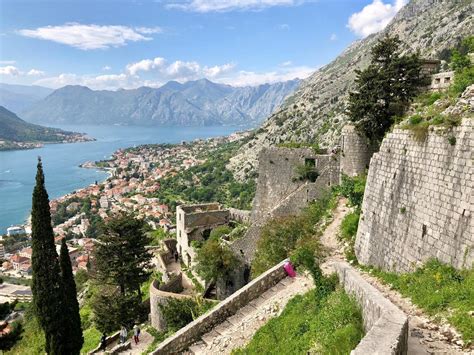 panoramisch uitzicht op de Baai van Kotor met traditionele dorpjes