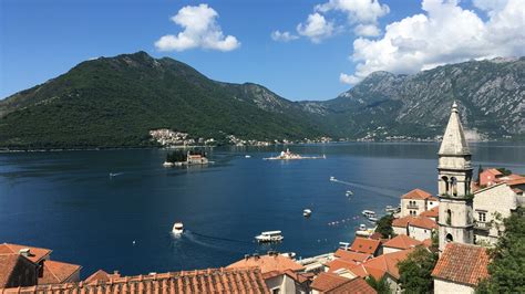 grafiek die de seizoensgebonden prijsfluctuaties voor autohuur in Montenegro weergeeft