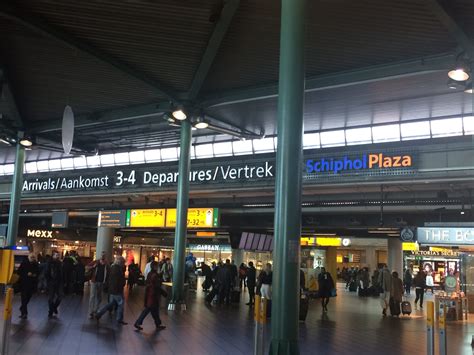 infographic met de belangrijkste faciliteiten en attracties op Schiphol