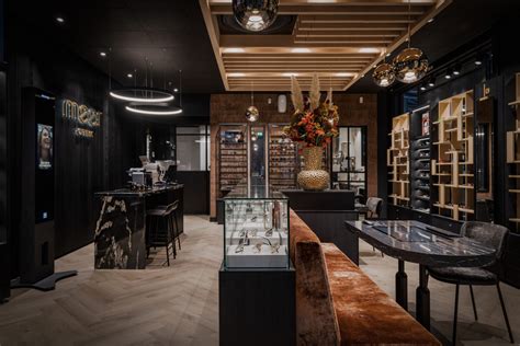 interieur van een winkel in een vliegtuigromp op Schiphol