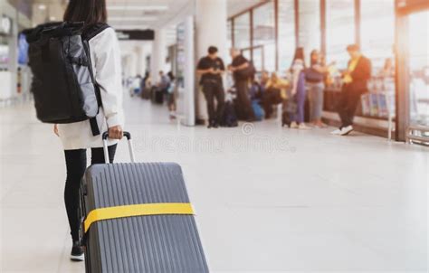 Een reiziger die bagage afgeeft bij een servicebalie voor verzending