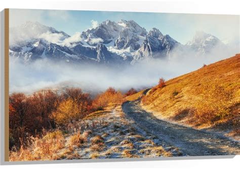 Vrouw wandelt op een bergpad met uitzicht op de Griekse eilanden
