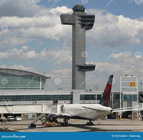 Luchtfoto van Malta International Airport met landingsbanen en terminals