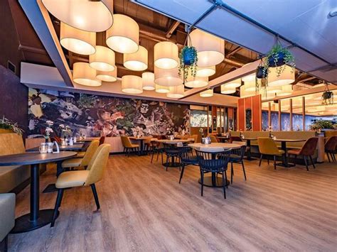 een sfeervolle foto van de buitenkant van Fletcher Hotel-Restaurant Teugel Uden-Veghel