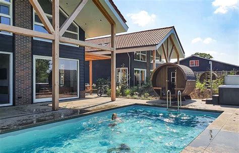 Vakantiehuis met buitenzwembad en loungeset