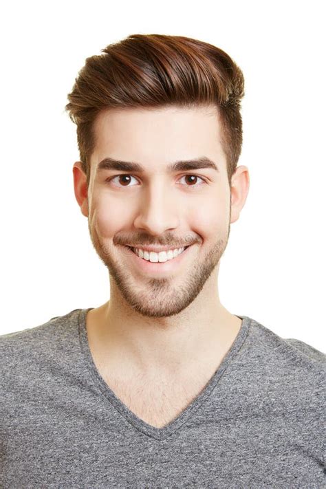 Foto van een jonge bestuurder die blij een huurauto in ontvangst neemt.