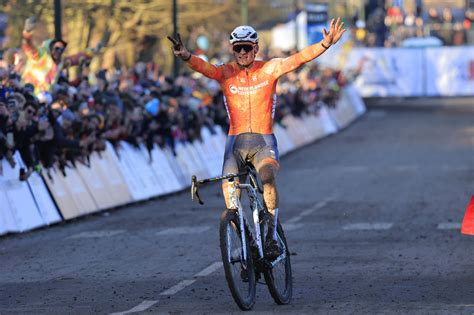 Afbeelding van Josef Cerny die juichend over de finish komt in de 19e etappe van de Giro d'Italia