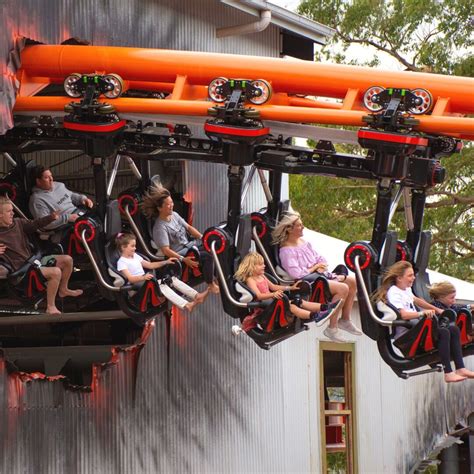 Illustratie van de Vekoma Suspended Family Coaster 