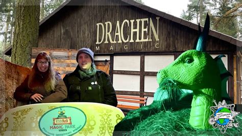 Interieurfoto van de Drachen Magic darkride in Magic Park Verden, met een draak-gerelateerde scène en de speciale banken voor bezoekers.