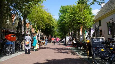 De Dorpsstraat van Oost-Vlieland met hippe winkels