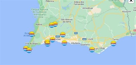 Golvende kustlijn van de Algarve met dramatische kliffen en gouden zandstranden