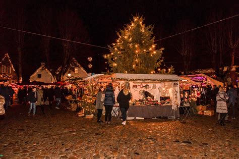Verlichte vestingwallen en bruggen van Bourtange tijdens de kerstmarkt