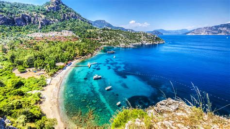 Panoramafoto van de Turkse Rivièra met een breed zandstrand en turquoise zee