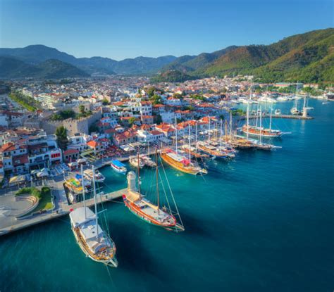 Luchtfoto van de haven van Marmaris met jachten en de omliggende bergen