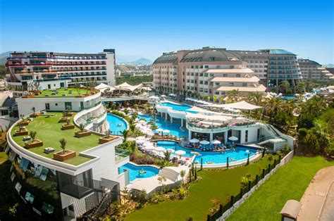 Gezin genietend van een buffet in een luxe all inclusive resort in Turkije