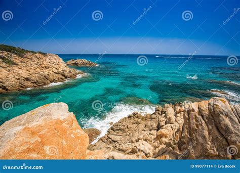 Smaragdkust met azuurblauw water en rotsformaties