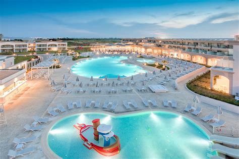 Een vogelvlucht over de diverse zwembaden van het TUI BLUE Lagoon Princess resort, met waterstralen en glijbanen voor kinderen.
