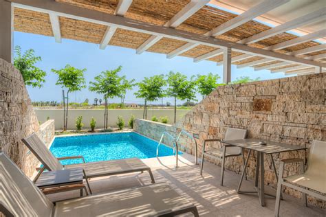 Een luxe suite met een privézwembad, omringd door groen, bij het TUI BLUE Lagoon Princess.