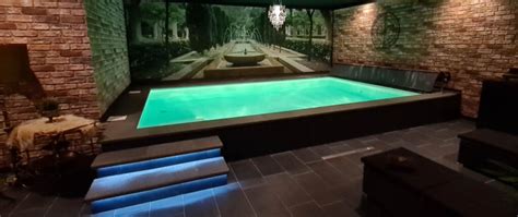 Interieur van de Armonia Spa met een verwarmd zwembad en ontspannende sfeer.