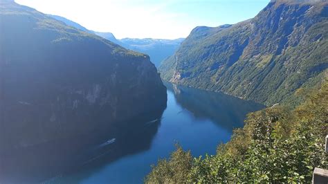 Uitzicht op de Norangsfjord met steile bergwanden en watervallen