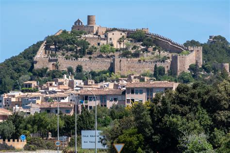 Uitzicht op het Castell de Capdepera met de stad eronder