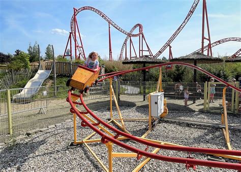 Artistieke impressie van het ingangsgebouw van Belantis, het hemelsblauwe Slot Belantis