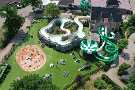 Luchtfoto van een vakantiepark met een groot zwembadcomplex en glijbanen