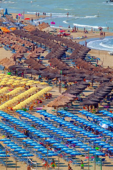 Een idyllisch strand aan de Italiaanse kust met ligstoelen en parasols