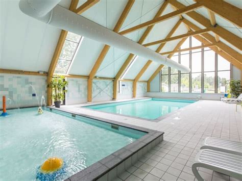 Interieur centrumgebouw Landal Amerongse Berg met zwembad en speelgelegenheden