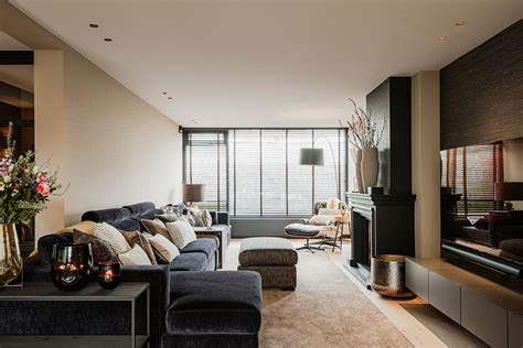 Interieur van een sfeervolle woonkamer in een Oostenrijks vakantiehuis met tegelkachel en grote eettafel.