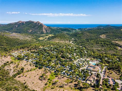Uitzicht op het Esterelgebergte vanaf Esterel Caravaning met een luxe stacaravan op de voorgrond